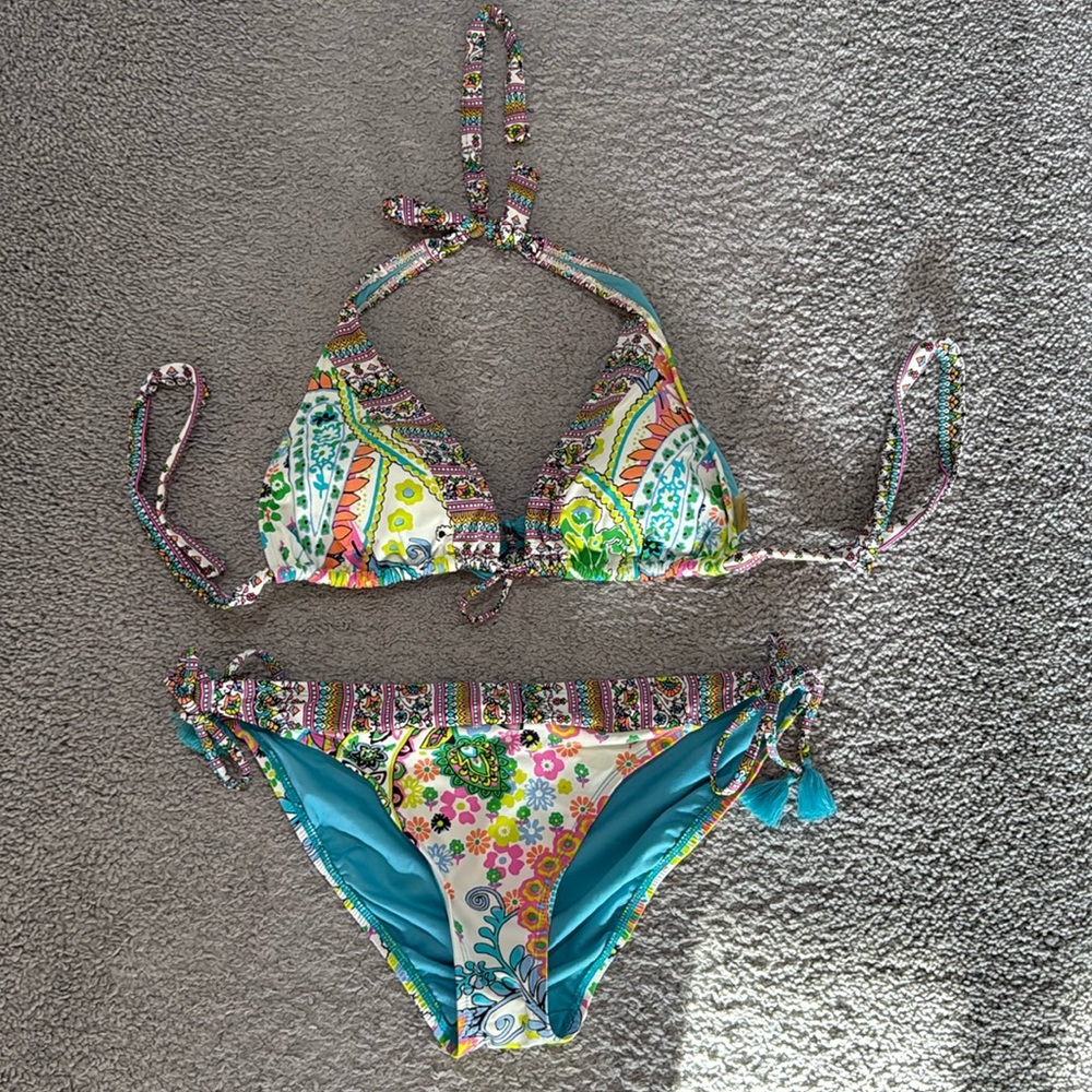 Bikini two pieces worn twice, in great condition.
